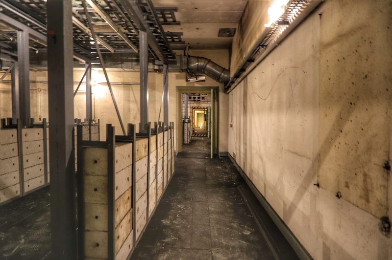 Technikgang mit Kabeltrassen und Verteilerschränken im Bunker