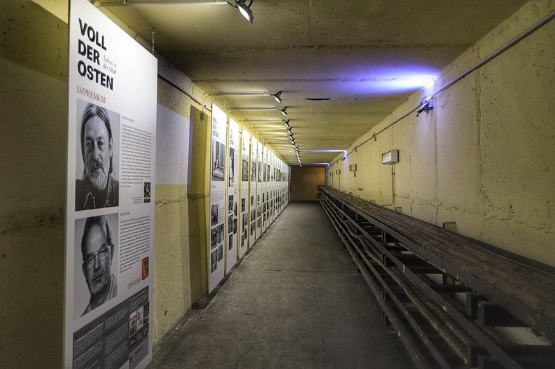 Ausstellung „Voll der Osten“ im Galerietunnel des Kulturbunkers